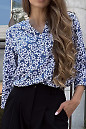  Блузка синего цвета в белые ромашки.   Деловая женская одежда фото