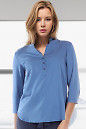 Блузка синього кольору. Діловий жіночий одяг фото