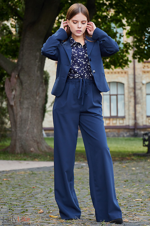 Жіночий костюм брюками темно-синього кольору