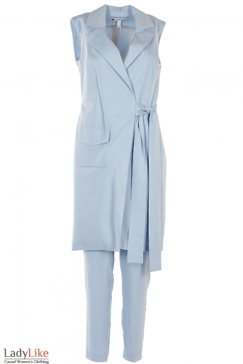 Брючний костюм блакитного кольору з жилетом. Діловий жіночий одяг