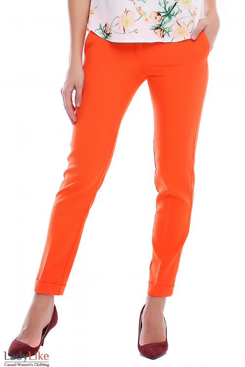 Брюки оранжевые с манжетой и карманами. Деловая женская одежда фото