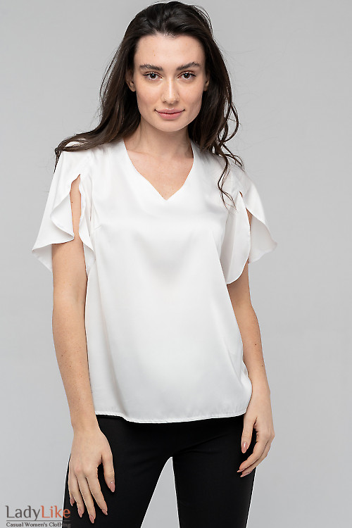 Блуза біла з розрізом на широких рукавах. Діловий жіночий одяг