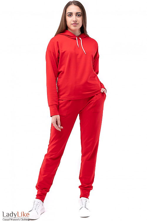 Красный костюм спортивный с капюшоном. Деловая одежда 