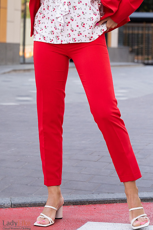 Купить зауженные красные брюки с манжетой. Деловая женская одежда фото
