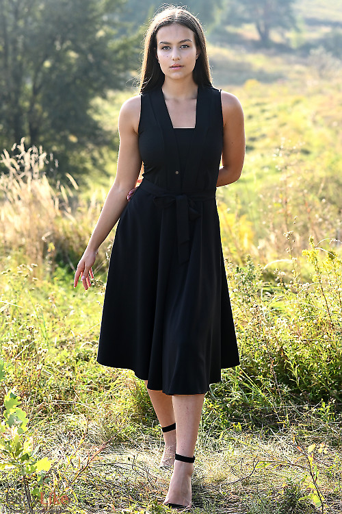 Платье черное со встречной складкой. Деловая женская одежда фото