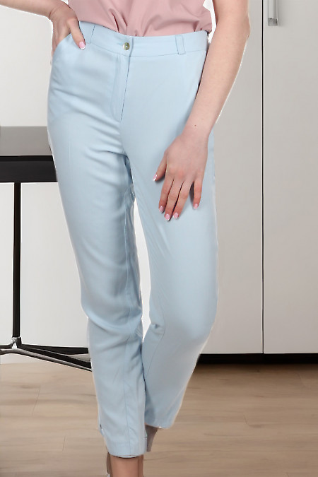 Блакитні брюки з бавовни. Діловий жіночий одяг фото