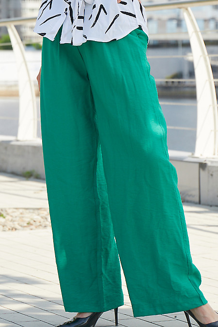 Брюки зеленые с карманами. Деловая женская одежда фото