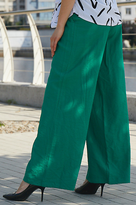 Брюки палаццо зеленые. Деловая женская одежда фото