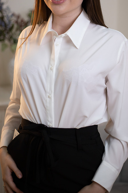 Блузка попереду застібається на гудзики. Діловий жіночий одяг фото