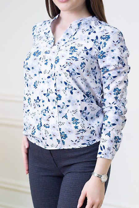 Блузка в синій квіточки на гумці. Діловий жіночий одяг фото