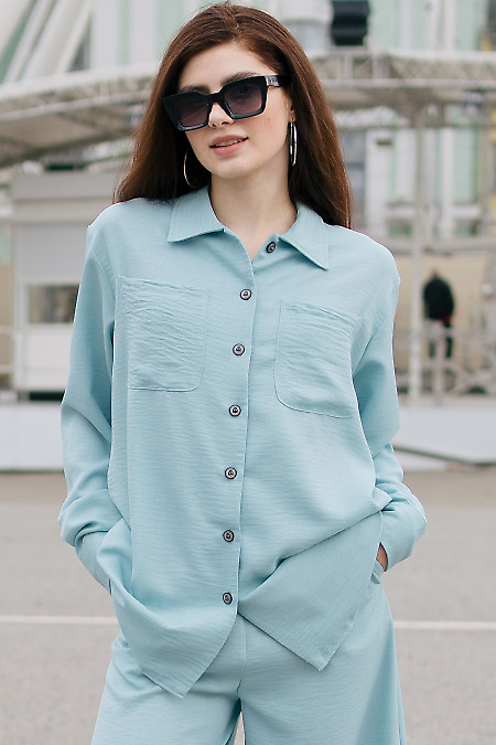 Блуза-жакет попереду застібається на гудзики. Діловий жіночий одяг фото