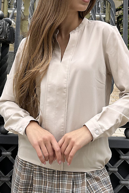 Блузка молочно-бежевого кольору. Діловий жіночий одяг фото