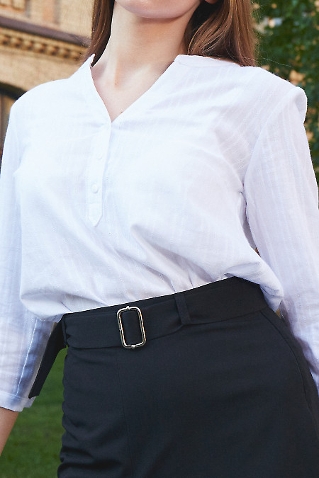 Блузка попереду застібається на гудзики. Діловий жіночий одяг фото
