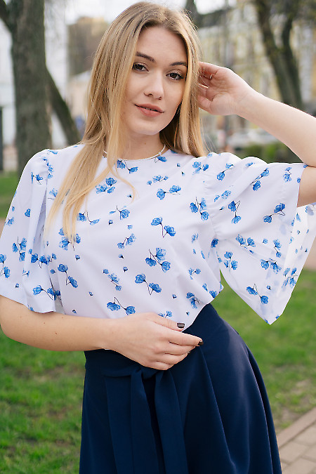 Біла блузка в блакитну  квітку.  Діловий жіночий одяг фото