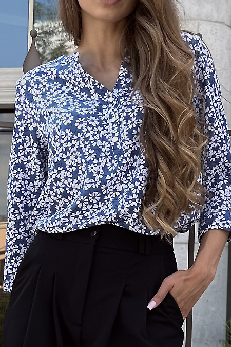 Блузка синього кольору в білі ромашки. Діловий жіночий одяг фото