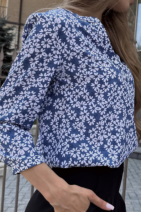 Блузка вільного крою. Діловий жіночий одяг фото
