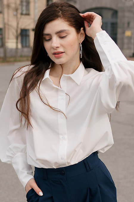 Блуза молочного кольору. Діловий жіночий одяг фото