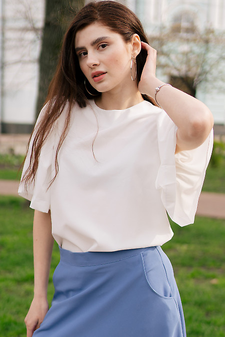 Блузка белого цвета.    Деловая женская одежда фото