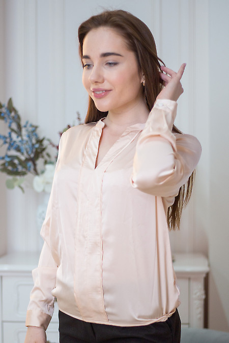 Блузка персиковая впереди планка.  Деловая женская одежда фото