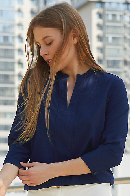 Блуза темно-синього кольору. Діловий жіночий одяг фото