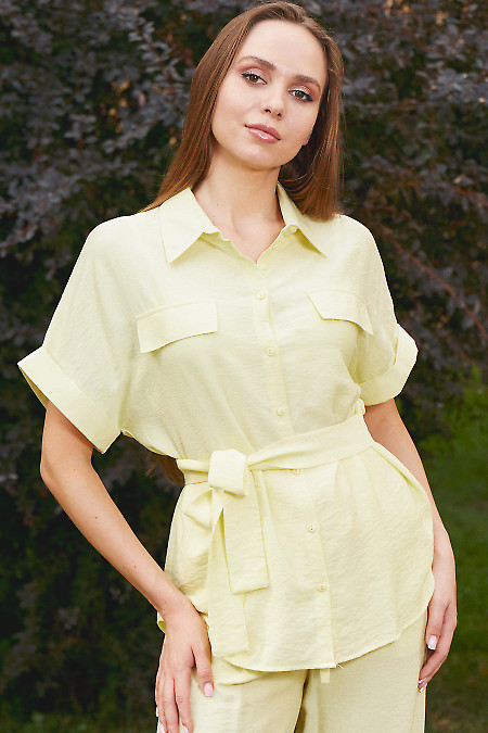 Блузка жовтого кольору з поясом. Діловий жіночий одяг фото