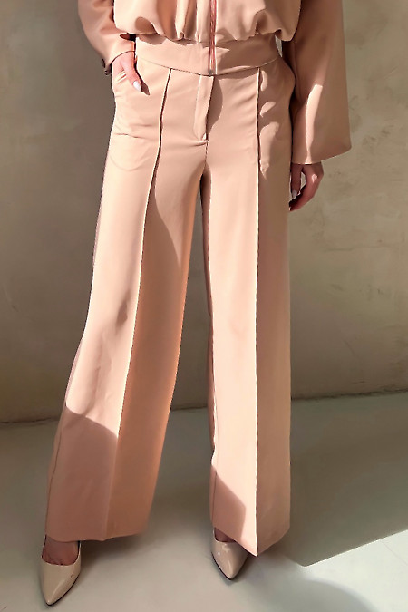 Широкі штани персикового кольору. Діловий жіночий одяг фото