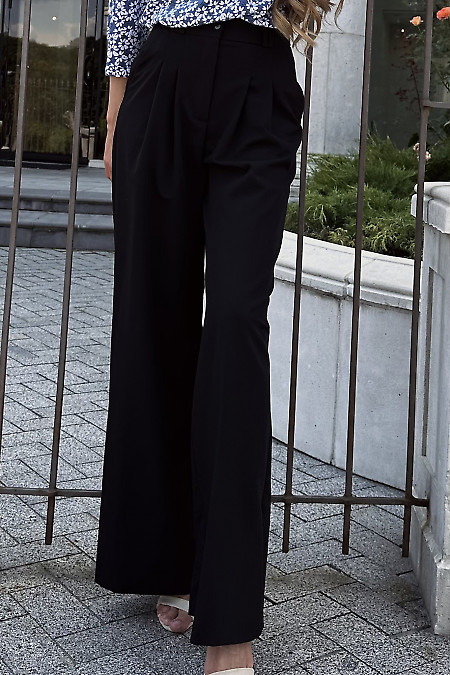 Штани палаццо чорного кольору. Діловий жіночий одяг фото