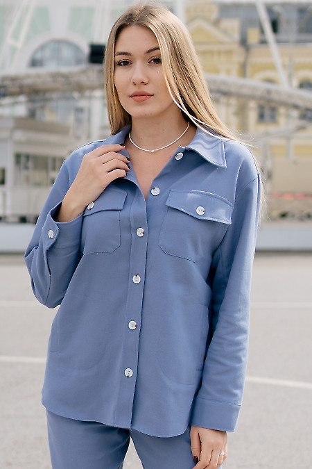 Джинсова сорочка блакитного кольору. Діловий жіночий одяг фото