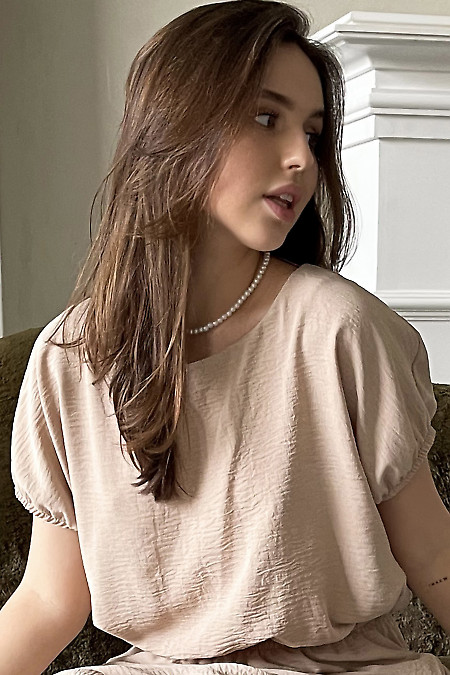 Блузка  бежевого кольору. Діловий жіночий одяг фото