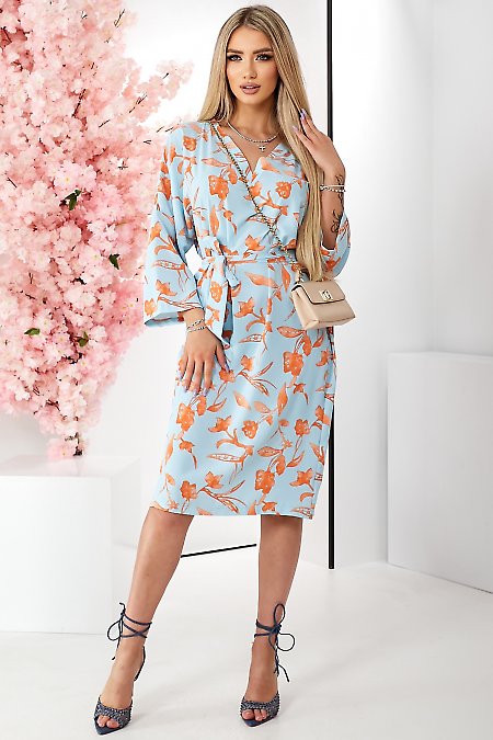 Сукня ніжно-блакитна в оранжеві квіти. Діловий жіночий одяг фото