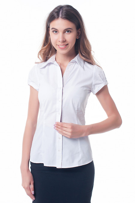 Біла блузка з планкою в крапочку. Діловий жіночий одяг фото