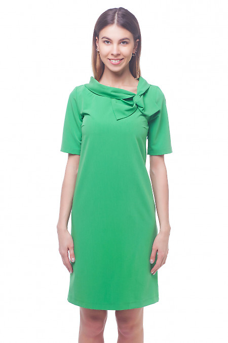 Сукня зелена з бантом на комірі.