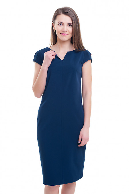 Синее платье с разрезом на горловине. Деловая женская одежда 