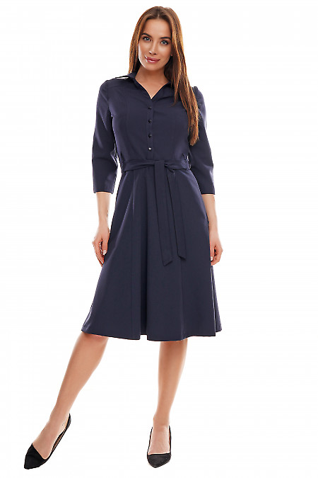 Сукня синя з довгим рукавом і гудзиками спереду. Діловий жіночий одяг