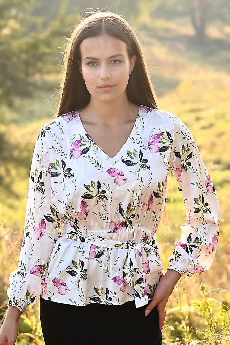 Шелковая нарядная блузка в цветы. Деловая женская одежда фото