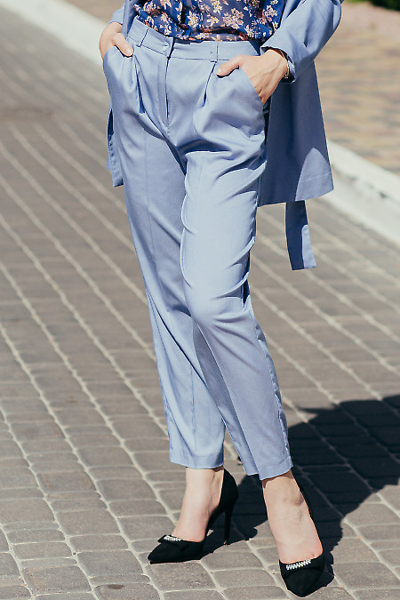 Летние голубые брюки. Деловая женская одежда фото