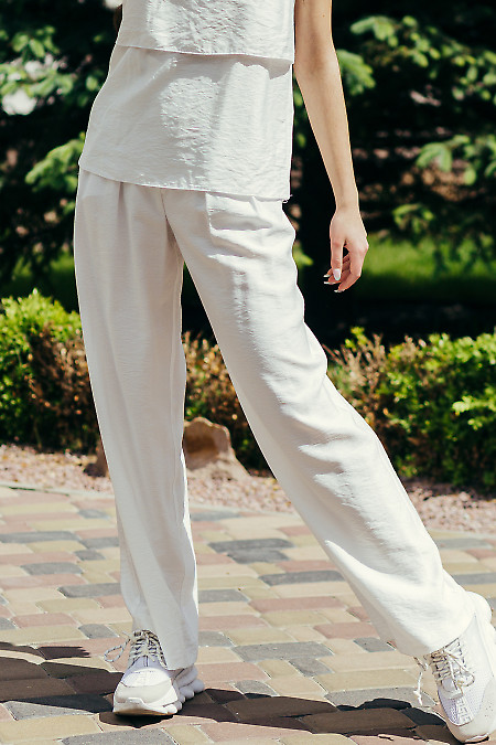 Купить белые женские брюки палаццо с защипами. Деловая женская одежда фото