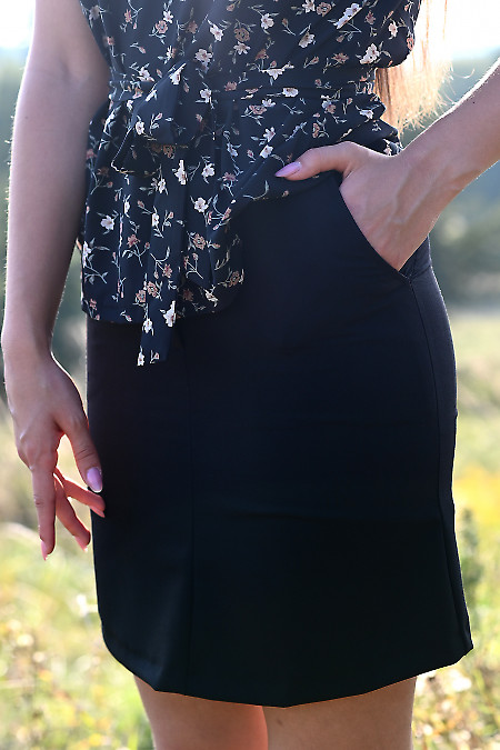 Коротка чорна спідниця з кишенями і блискавкою спереду. Діловий жіночий одяг.