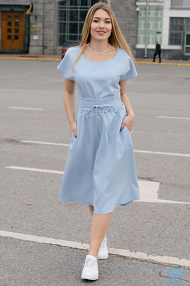 Платье голубого цвета на резинке.   Деловая женская одежда фото