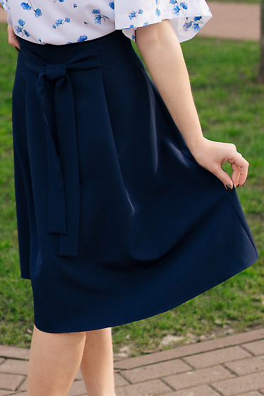 Спідниця темно-синя із пояском попереду. Діловий жіночий одяг фото