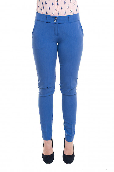 Голубые брюки под джинс. Деловая женская одежда фото