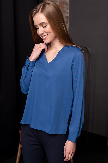 Синя блуза з вирізом