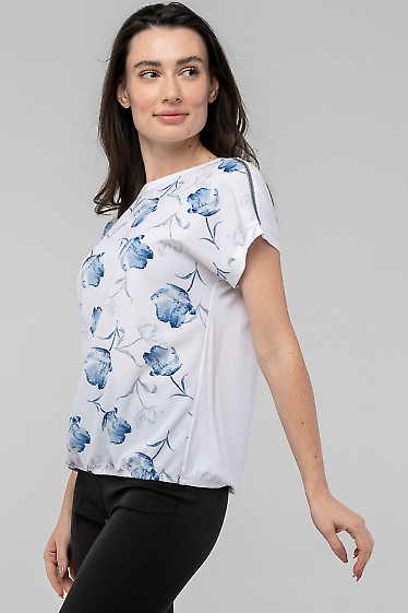Біла блуза в сині квіти
