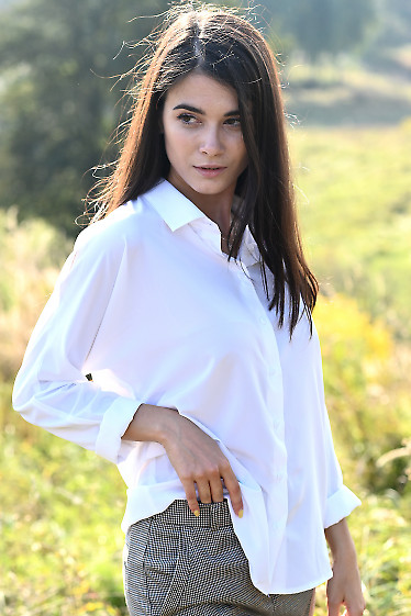 Белая блузка оверсайз с манжетой. Деловая женская одежда фото