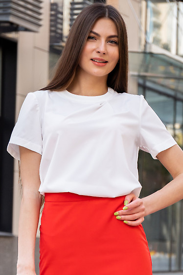 Блузка белая с защипом на горловине. Деловая женская одежда фото