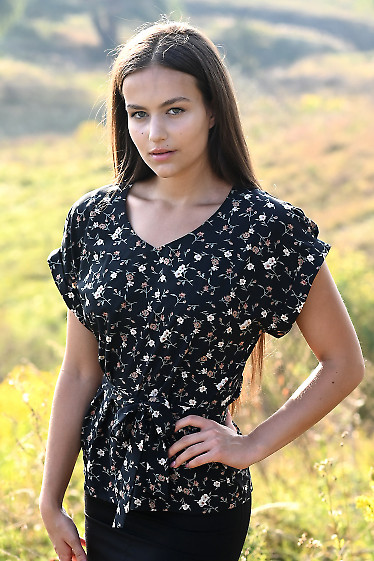 Легкая черная блузка с поясом в цветы. Деловая женская одежда фото