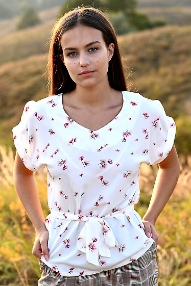 Купить летнюю блузку белую в цветок. Деловая женская одежда фото