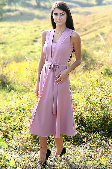 Розовое платье без рукавов с поясом. Деловая женская одежда фото